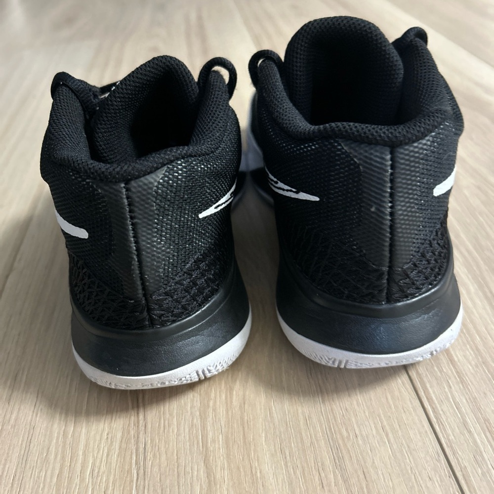 Nike Kyrie Black White Low Top Athletic Basketball Sneakers Boys Size 5.5 Y - Picture 4 of 11